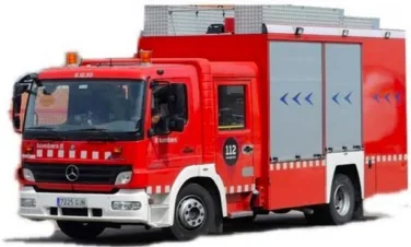 Fotografia de tres quarts d'un vehicle vermell del Cos de Bombers, de dos eixos i cabina simple, amb el logotip 112 a la porta i persianes laterals grises amb fletxes blaves.