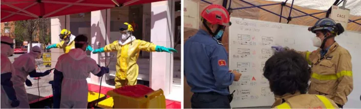 Dues fotografies. A l'esquerra, un punt de descontaminació a l'exterior d'un edifici, sota una carpa vermella: un intervinent amb vestit de protecció groc, casc, mascareta i guants verds, amb els braços estesos en creu, és ruixat per un altre intervinent amb vestit blanc; al costat hi ha més personal amb vestits blancs i un contenidor groc. A la dreta, dins d'una carpa, tres bombers amb casc i mascareta davant d'una pissarra blanca on hi ha anotada l'organització del dispositiu a les residències, amb un rètol «CACE» penjat a la carpa.