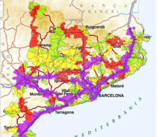 Mapa de Catalunya, sense llegenda, amb els municipis acolorits en vermell, groc o verd i una franja lila que resegueix els principals eixos de transport: el corredor del litoral i prelitoral des de la frontera francesa fins a Tarragona i les Terres de l'Ebre, i els eixos cap a Lleida i cap a l'interior. Hi apareixen rotulades, entre d'altres, Vielha, la Seu d'Urgell, Puigcerdà, Tremp, Olot, Lleida, Igualada, Mataró, Barcelona, Montblanc, Vilafranca del Penedès, Tarragona, Gandesa i Tortosa. Mostra que les zones amb més risc pel transport de mercaderies perilloses segueixen la xarxa de carreteres i ferrocarrils.